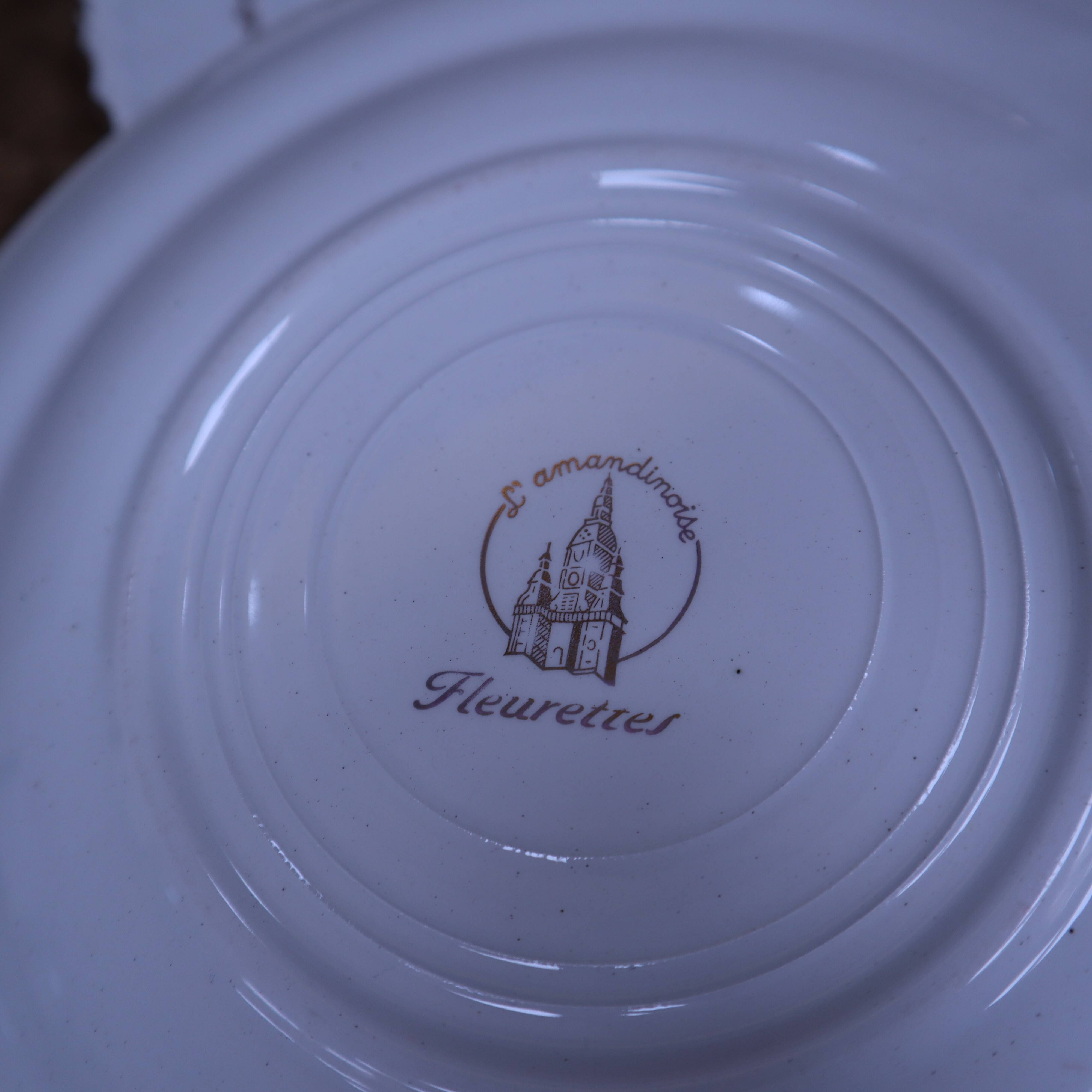 6 flat plates in earthenware l'Amandinoise with floral decoration.