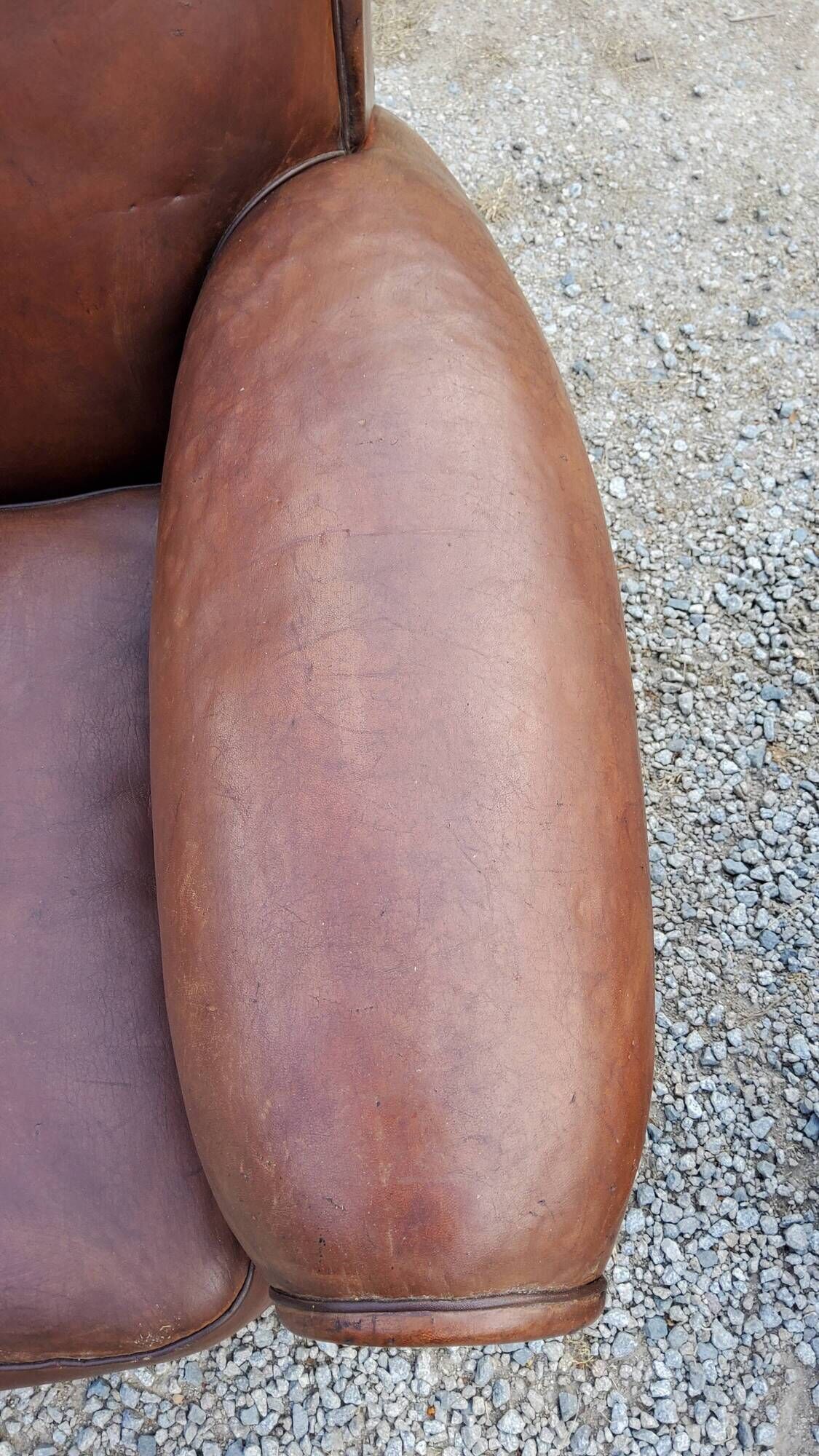 Paire de fauteuils club en cuir brun des années 30
