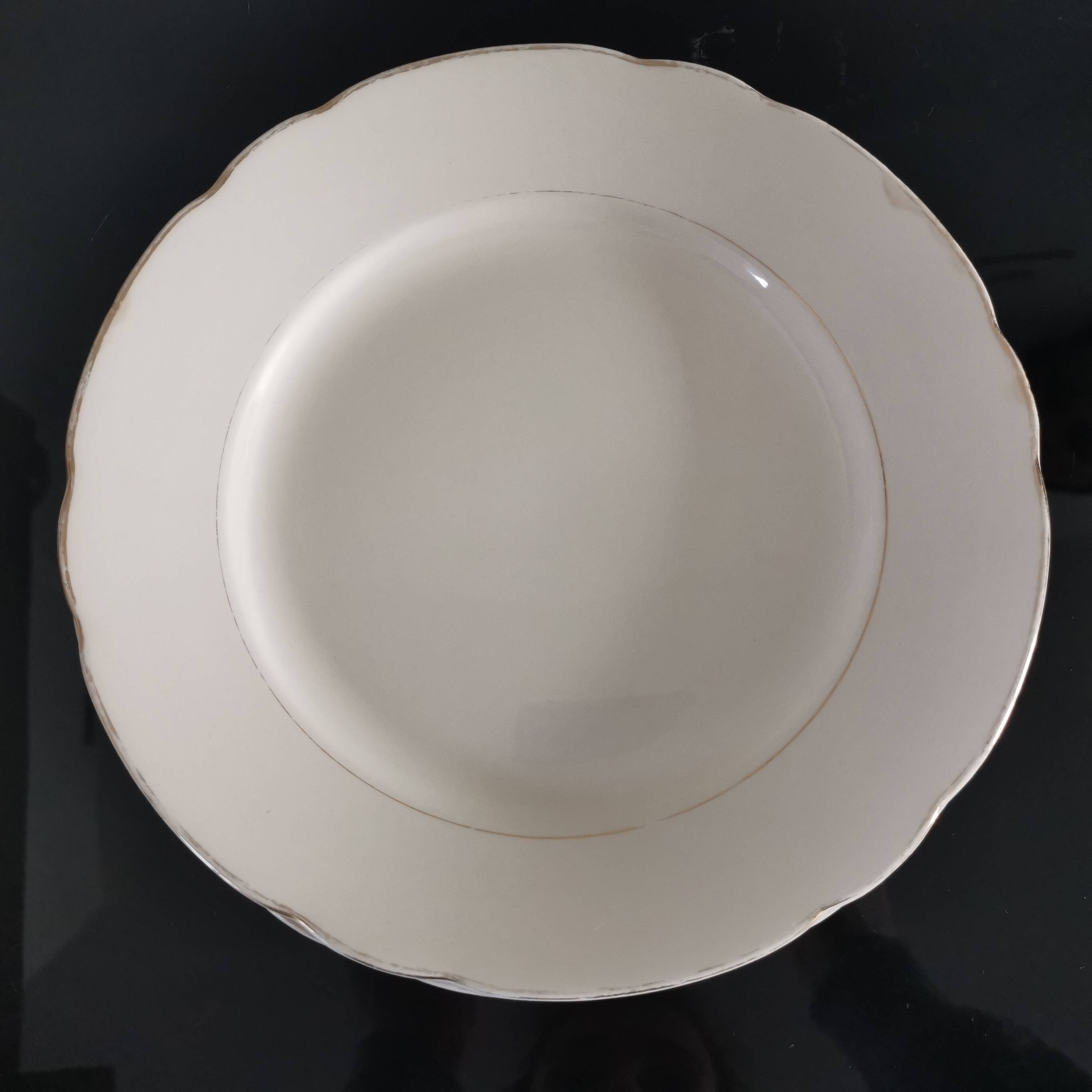 Set of 6 Villeroy and Boch flat plates in ivory color and gold edging