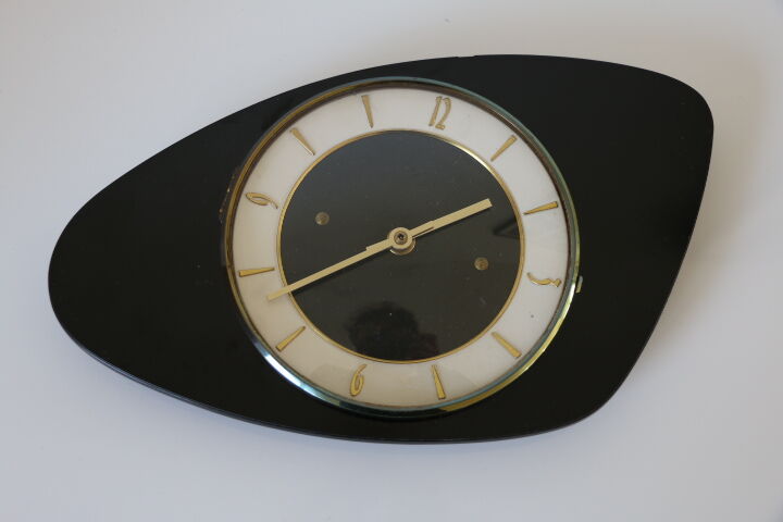 Horloge triangulaire formica noir