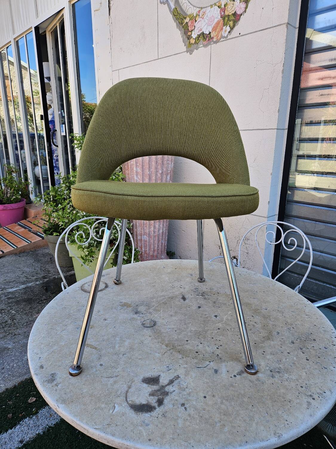 Knoll conference chair designed by Eero Saarinen