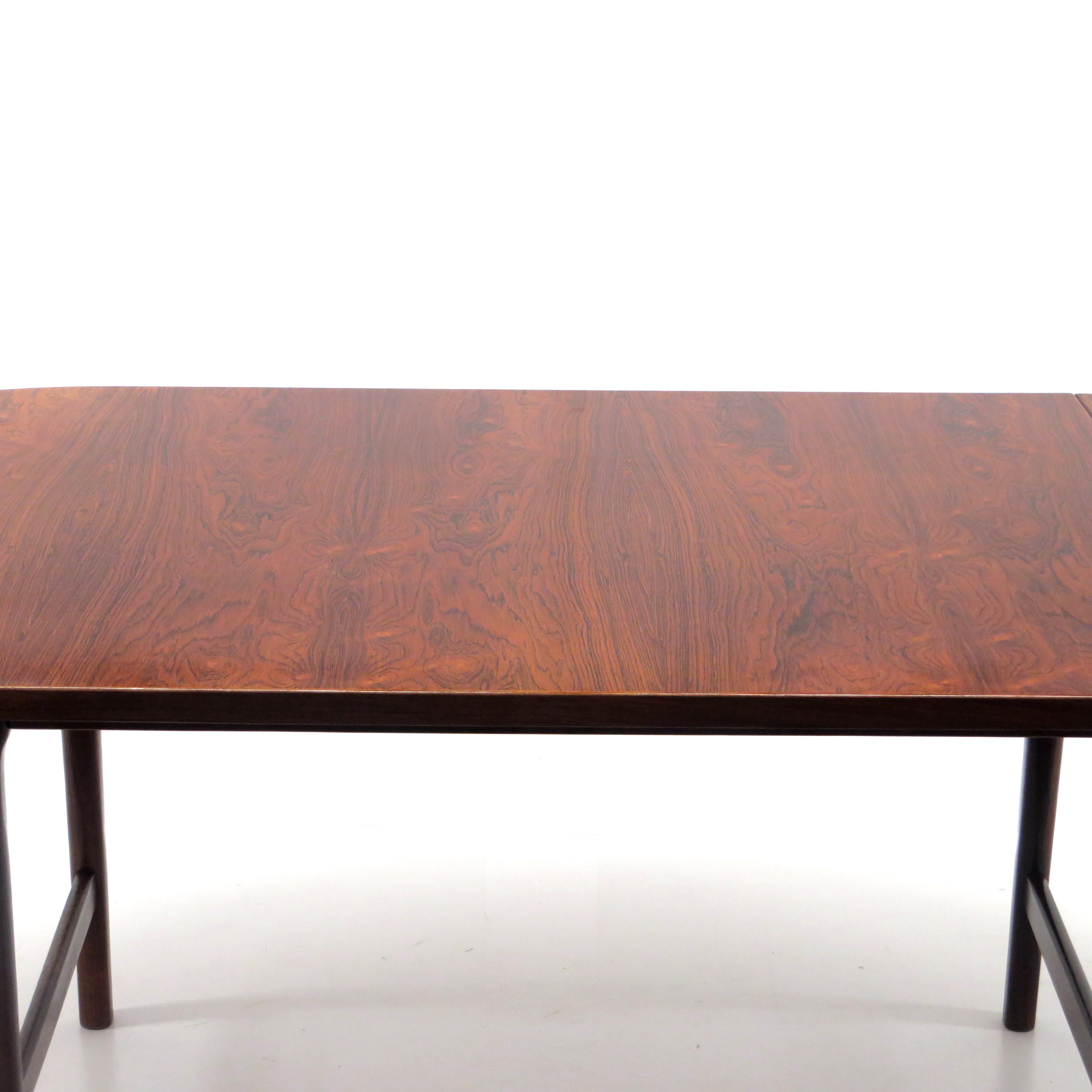 Oval vintage extendable dining table with wood grain