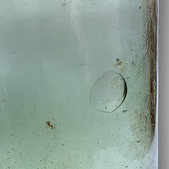 Ancienne grande bouteille artisanale en verre soufflé vert – H50 cm