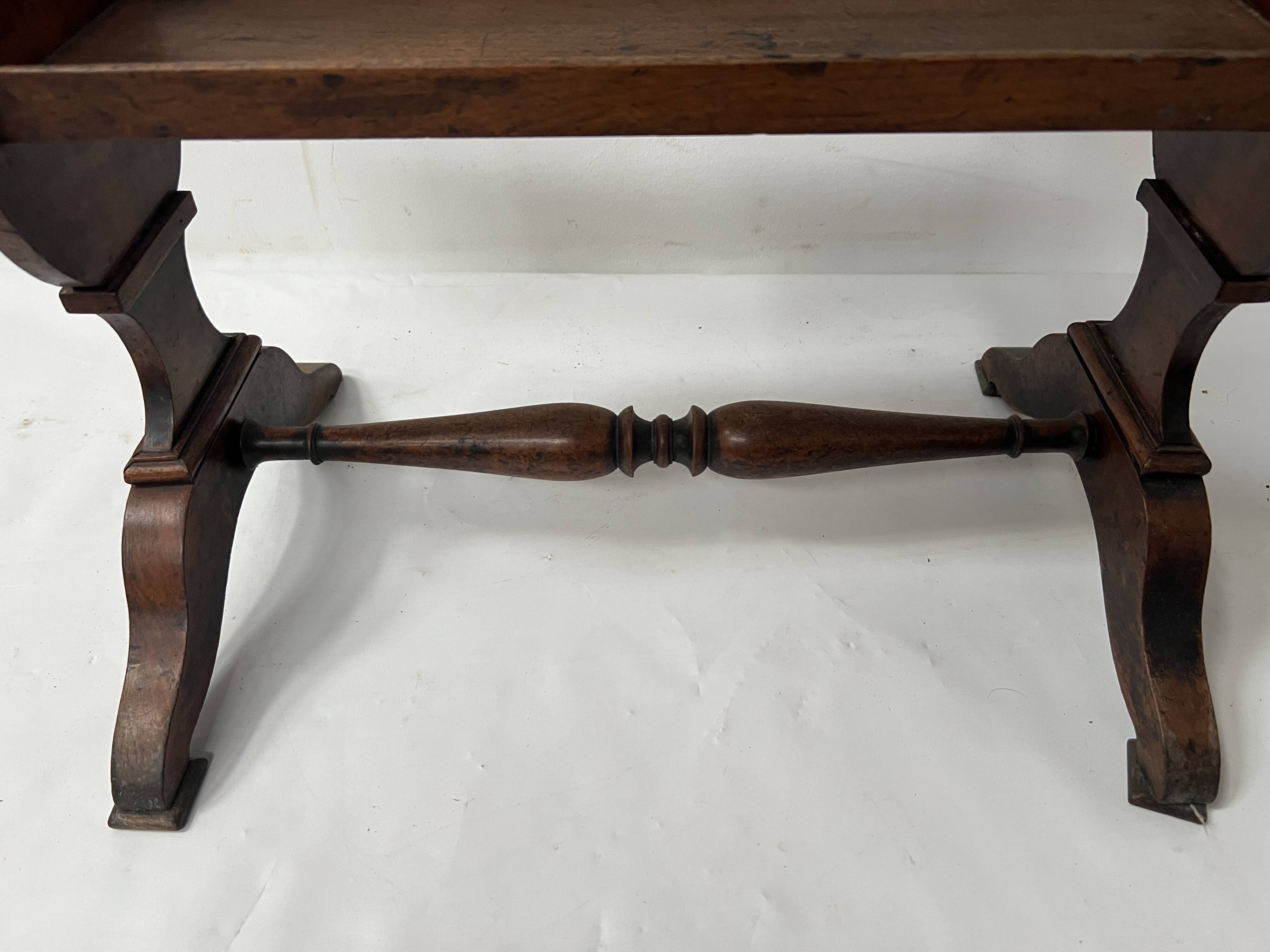 Directoire period work table in solid walnut, 19th century.