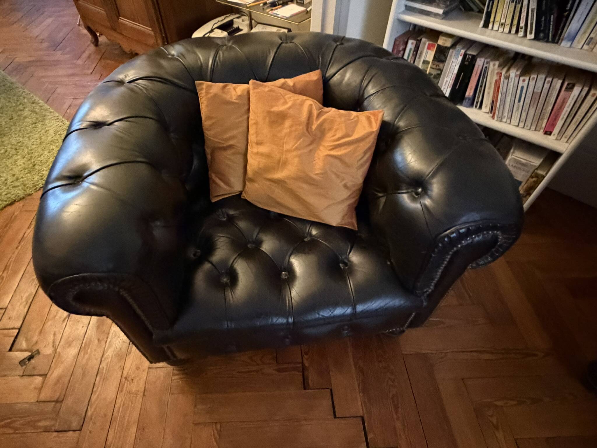 Canapé Chesterfield cuir noir + paire de fauteuils