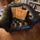Canapé Chesterfield cuir noir + paire de fauteuils