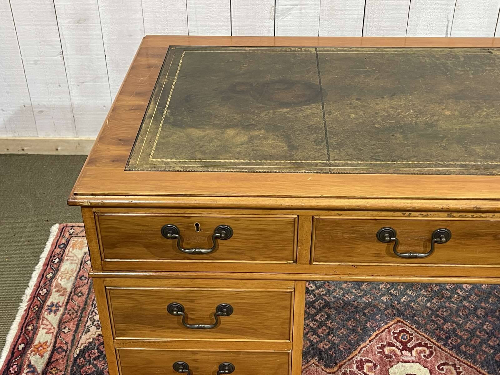 Bureau plat à caissons anglais des années 1950 en if