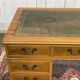 Bureau plat à caissons anglais des années 1950 en if