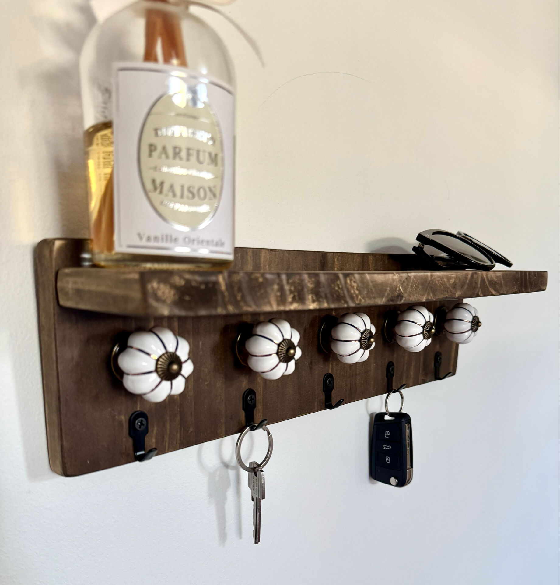 Wall-mounted key holder shelf | ceramic knobs | ceramic knobs