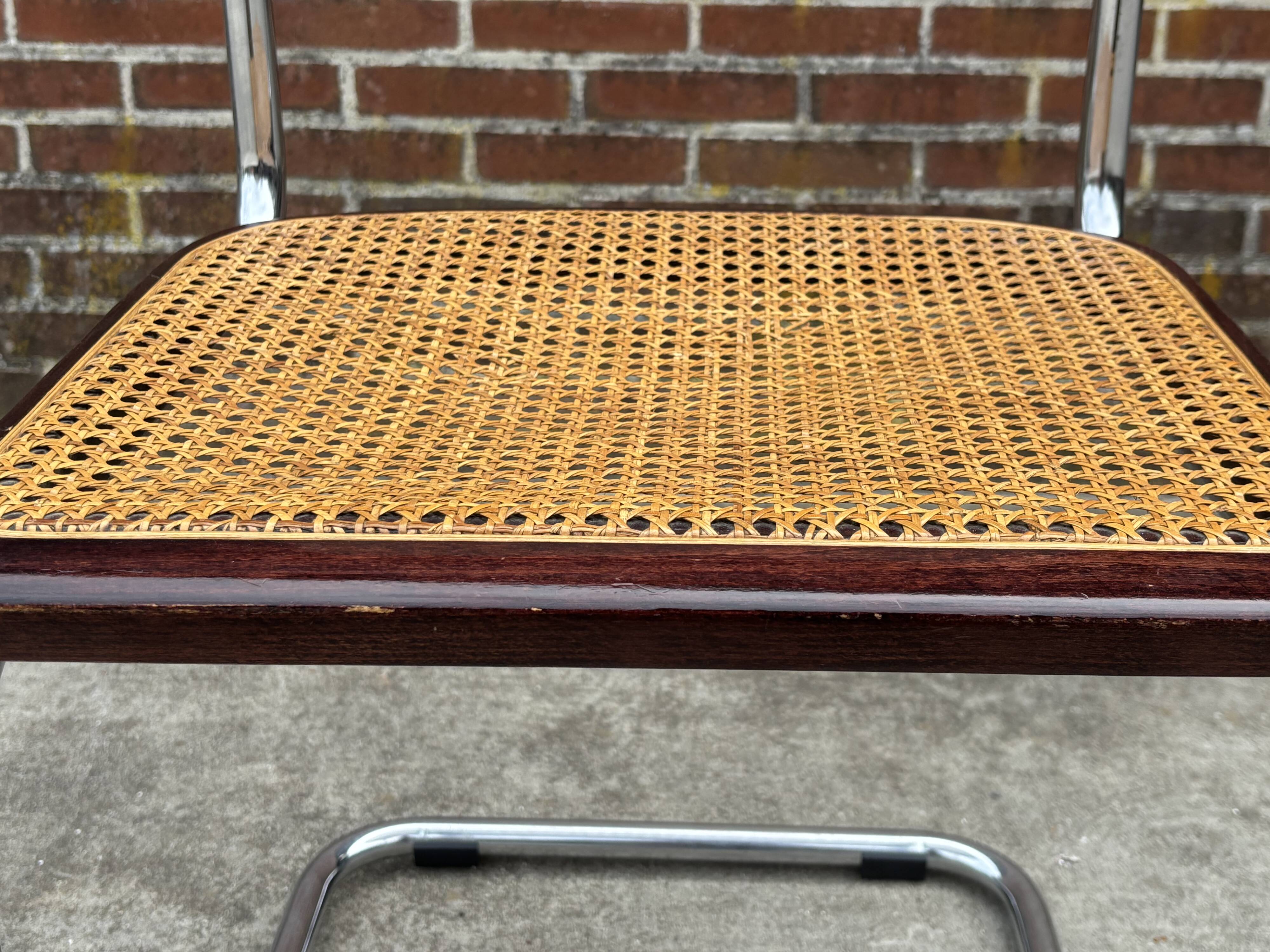 Ensemble de 4 chaises Cesca B32 conçues par Marcel Breuer, cadre marron foncé.