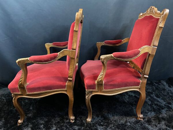 Paire de larges fauteuils à dossier plat de style Louis XV velours rouge