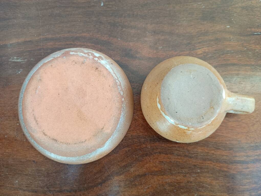 Service with 6 cups and saucers in stoneware.