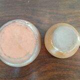 Service with 6 cups and saucers in stoneware.