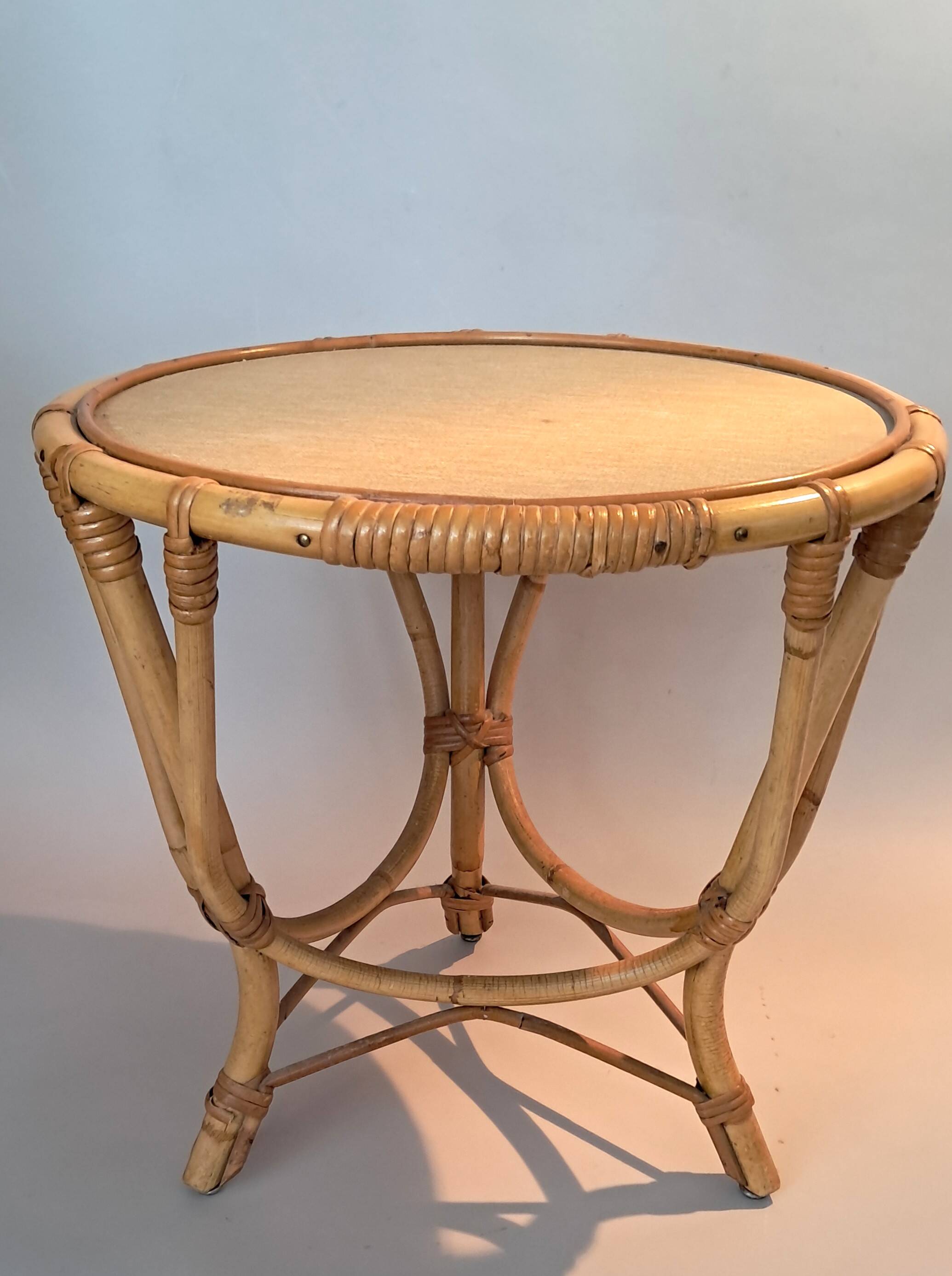 Tripod table in bamboo and rattan from 1960.