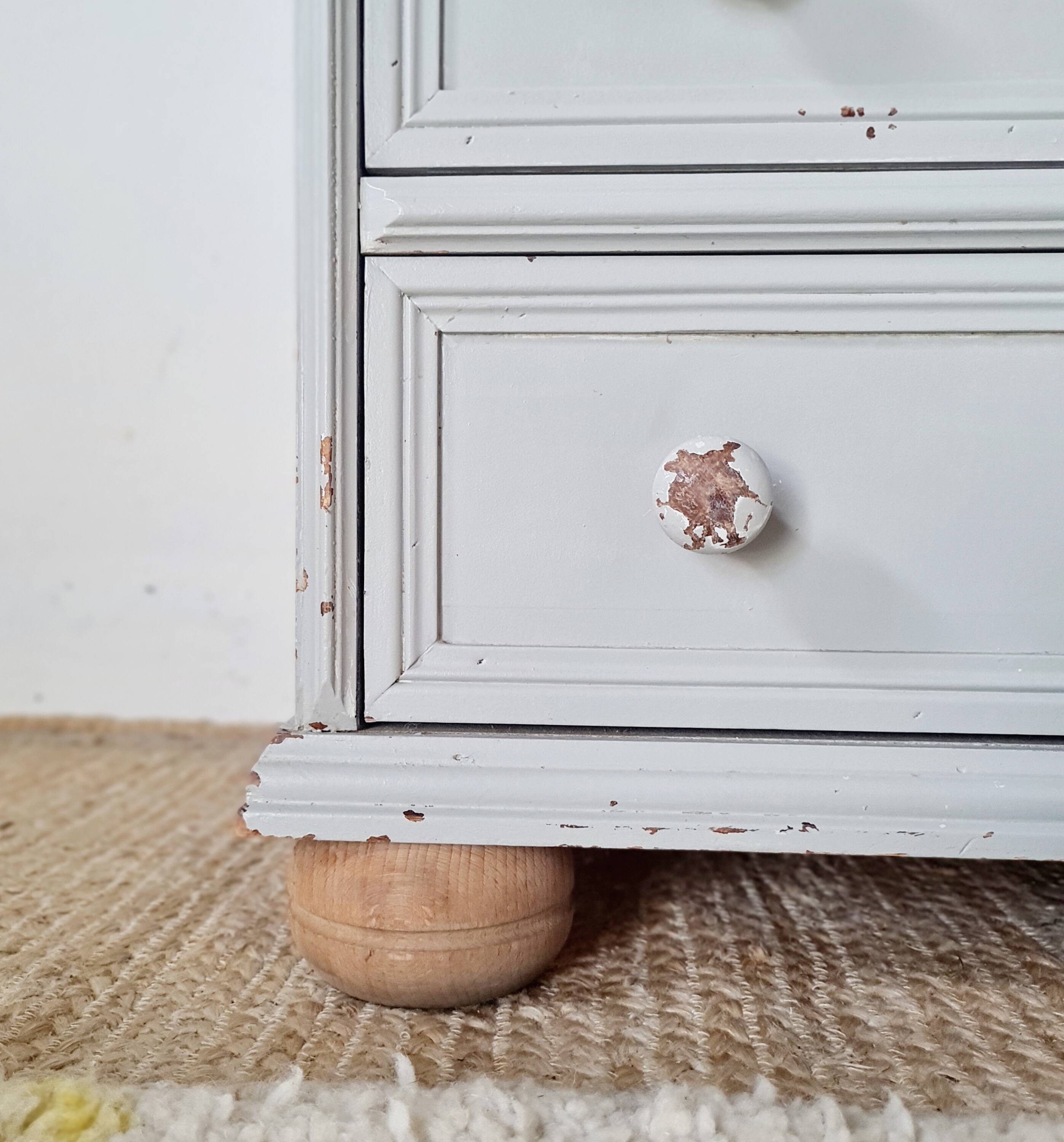 Commode ancienne à 4 tiroirs en bois peint gris perle patiné et pieds boules