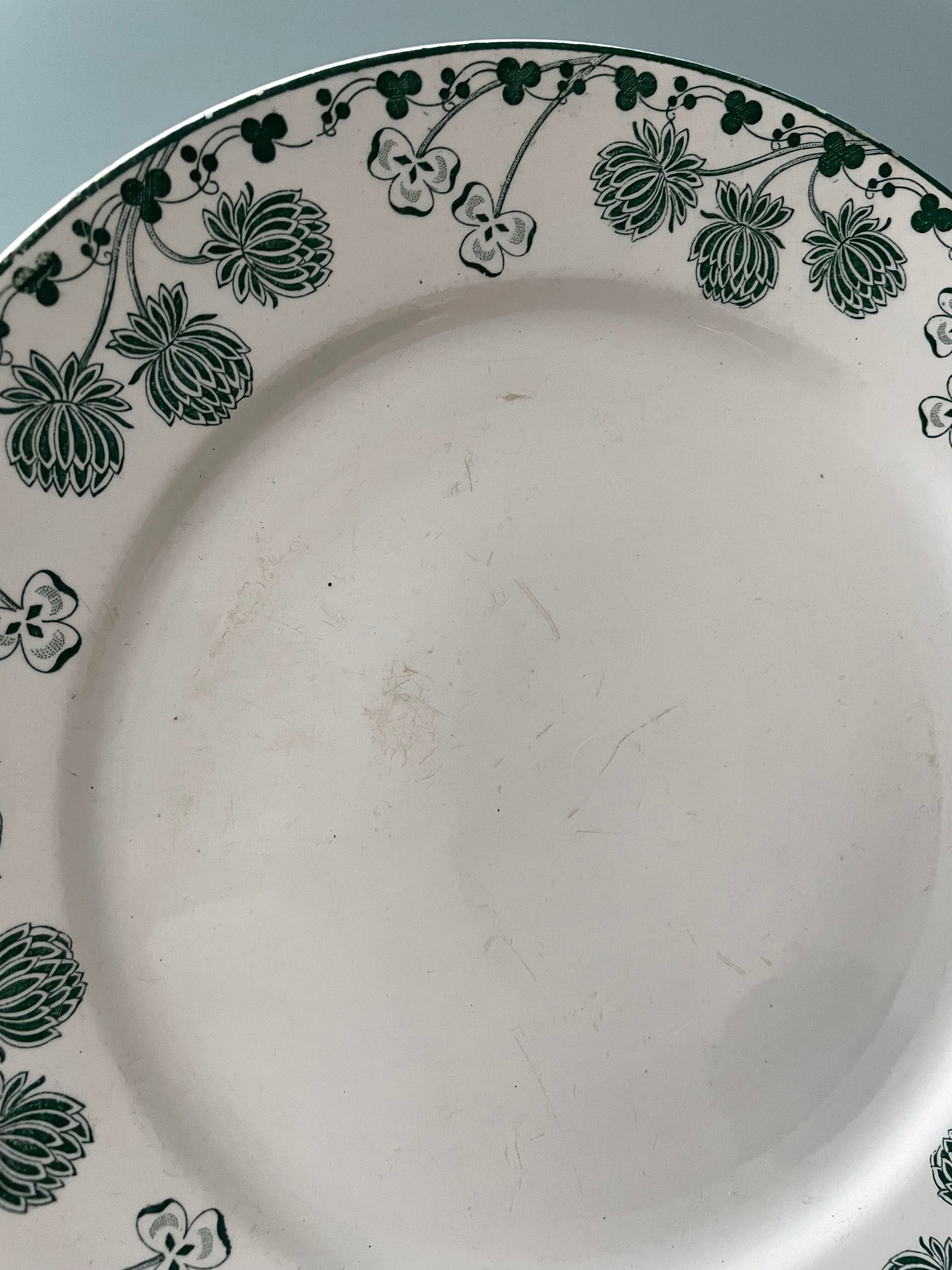 Lot de 12 assiettes plates XIXème Boch Frères Keramis, modèle Trifolium