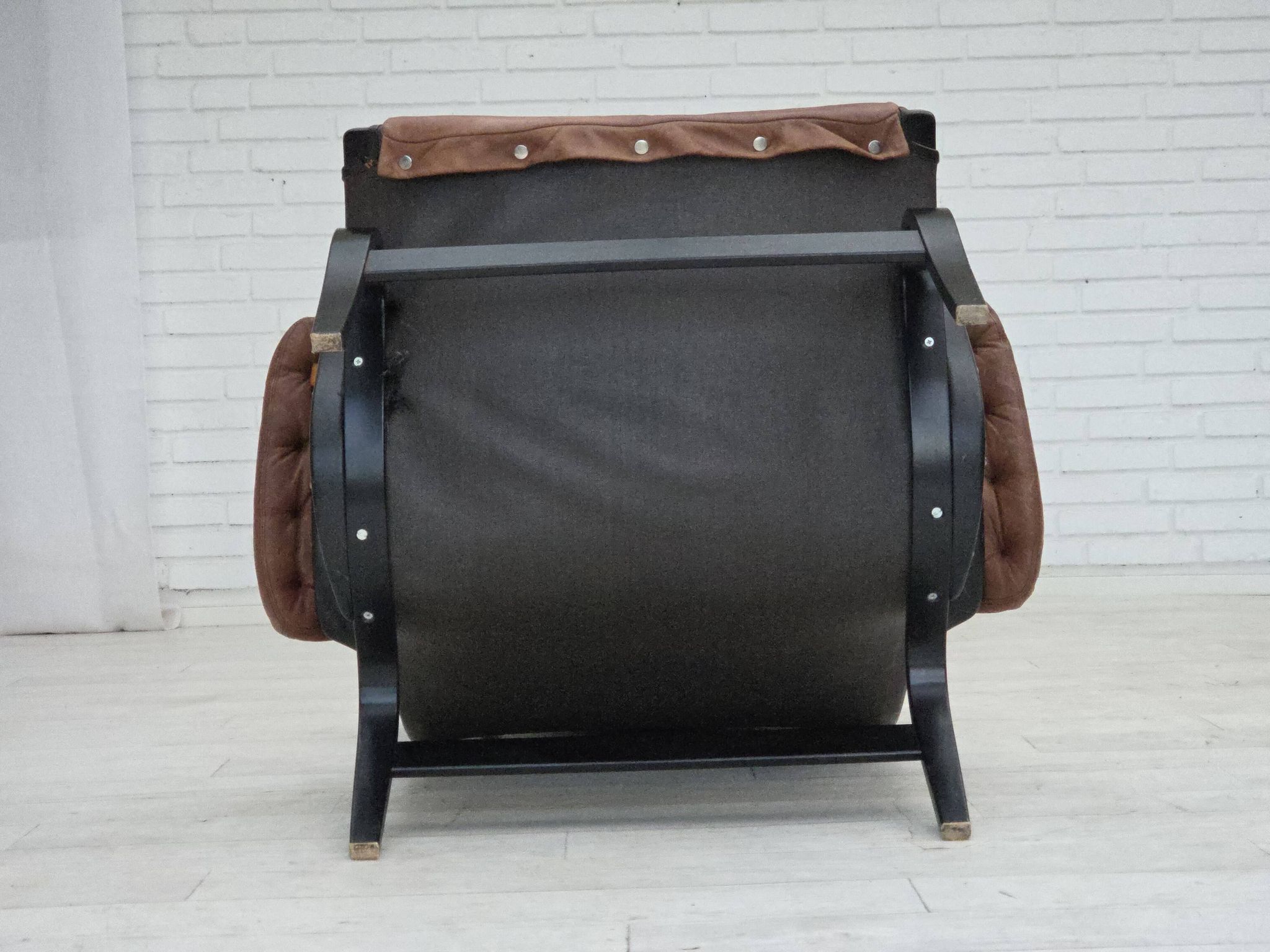 Années 1970, design suédois de Bruno Mathsson, modèle « Pernilla », cuir.