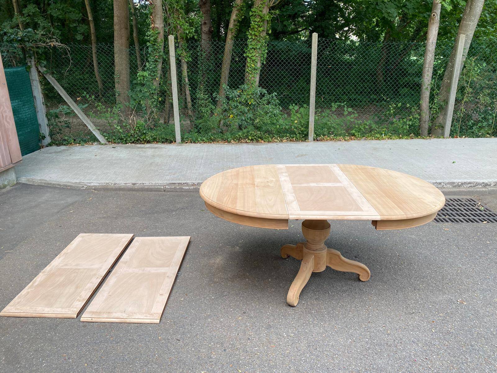Table à manger ronde pied central extensible décapée en bois massif 3 rallo