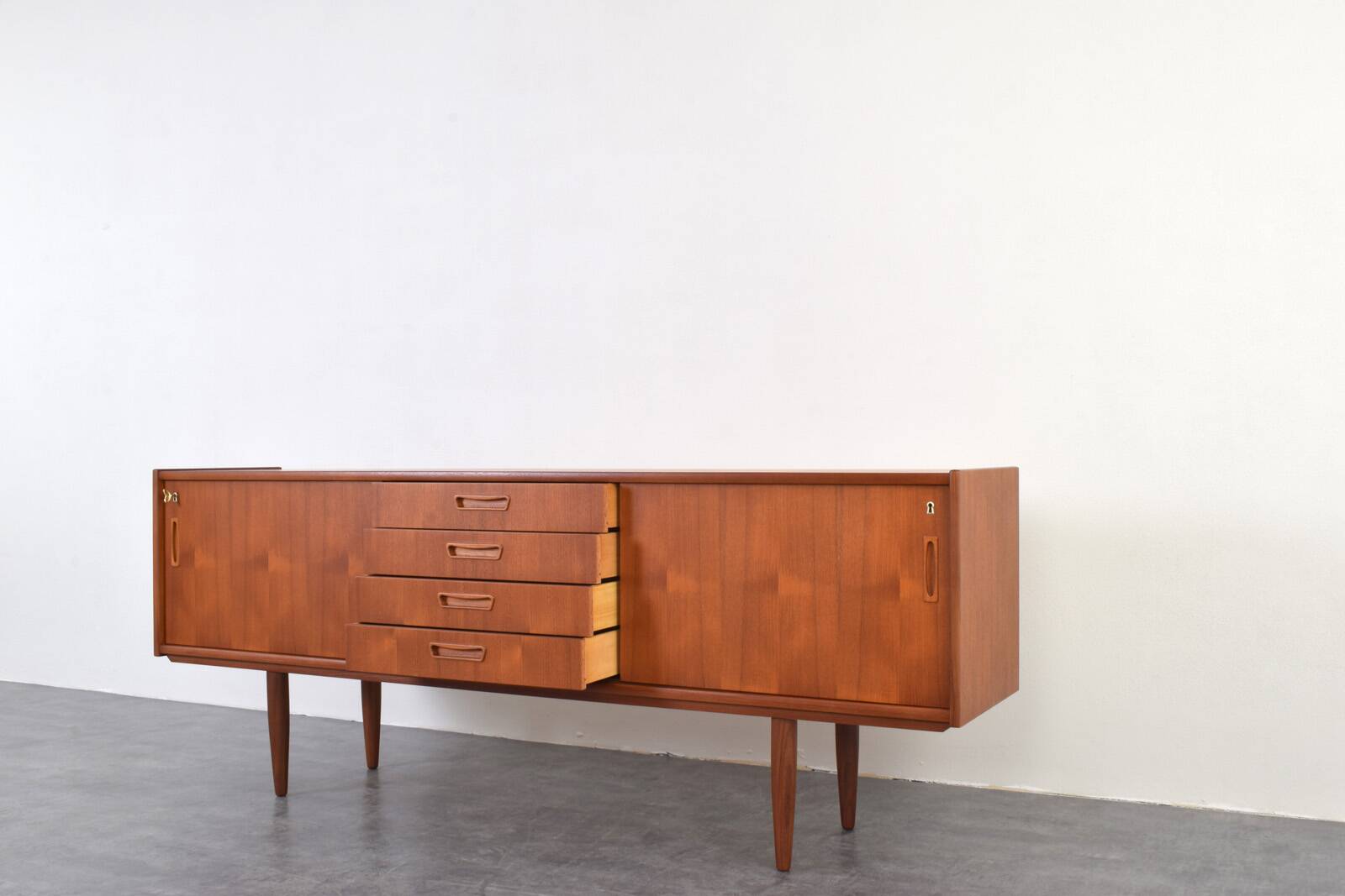 Buffet en teck danois du milieu du siècle, années 1960.