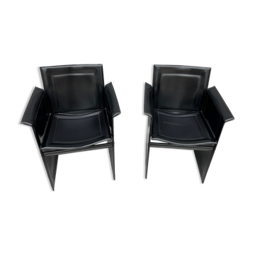 Paire de fauteuils design en cuir noir