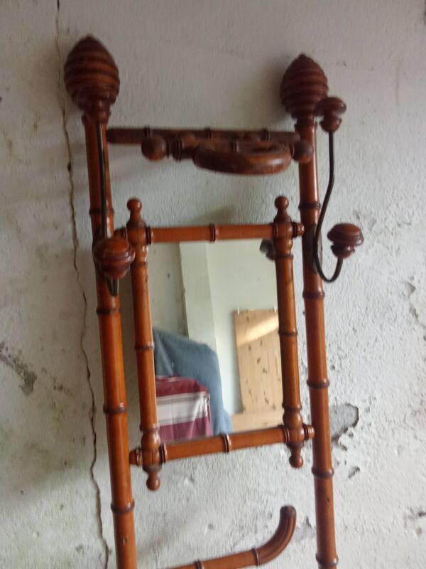Porte manteau et porte parapluie en bambou.