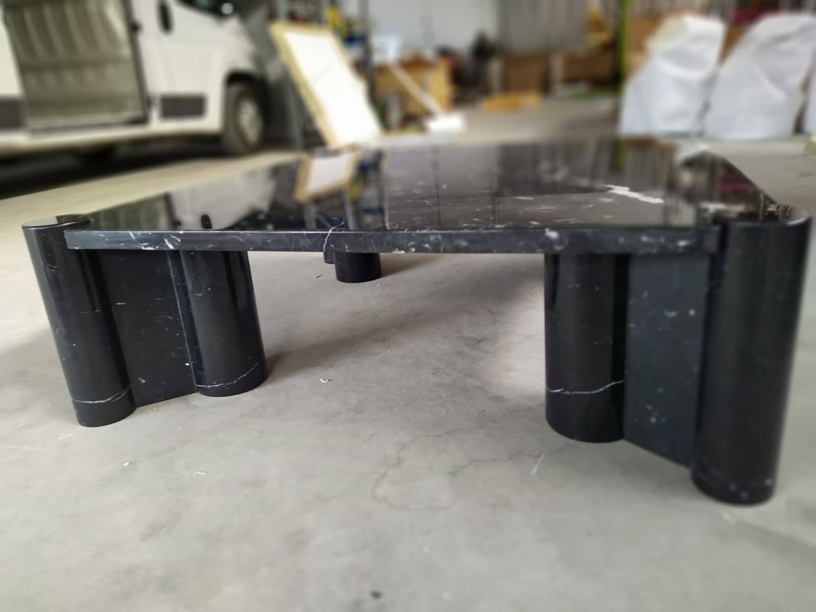 Table basse Jumbo de Gae Aulenti produite par Knoll en marbre de Carrare.