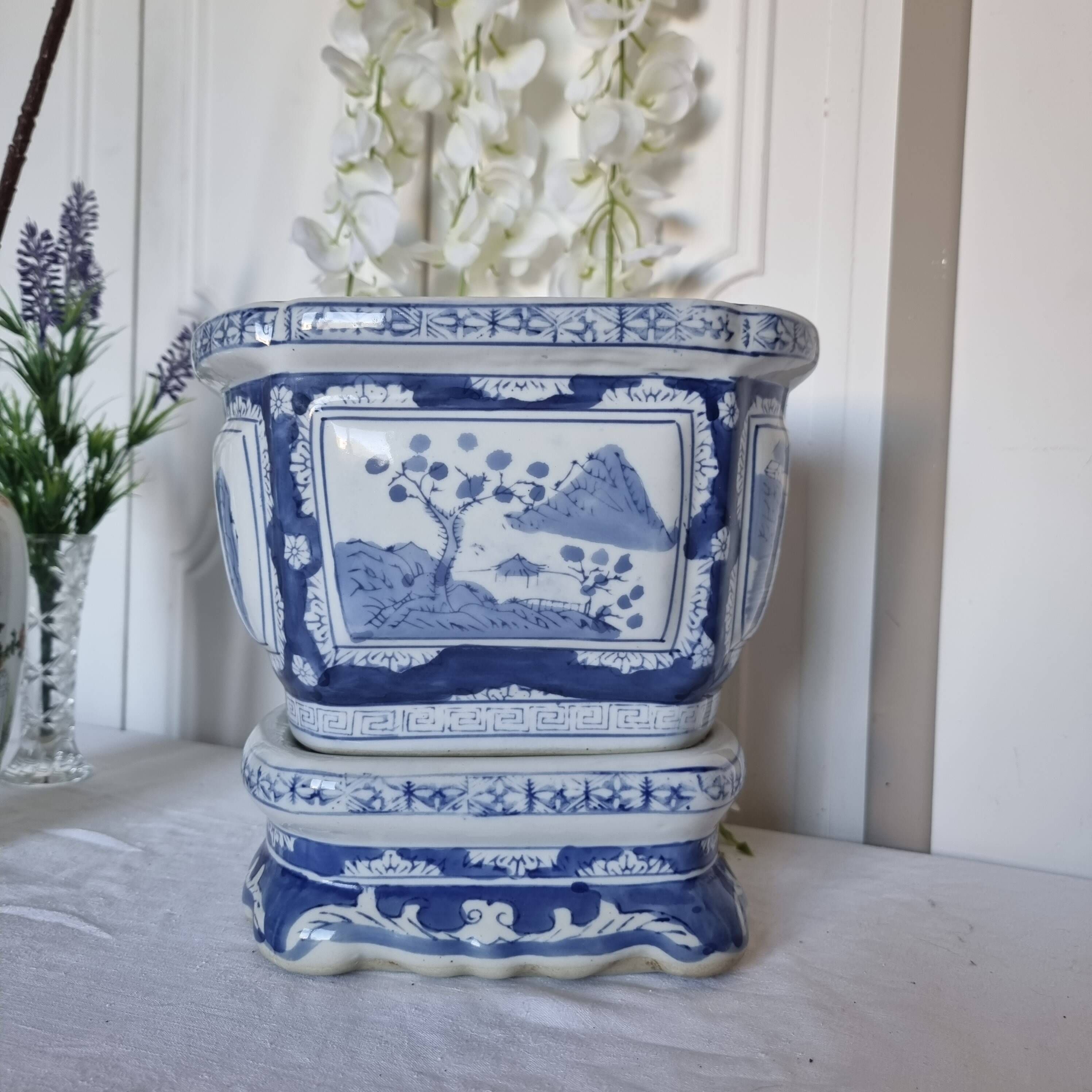 Magnifique cache-pot oriental sur piédestal en porcelaine bleue et blanche