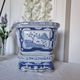 Magnifique cache-pot oriental sur piédestal en porcelaine bleue et blanche