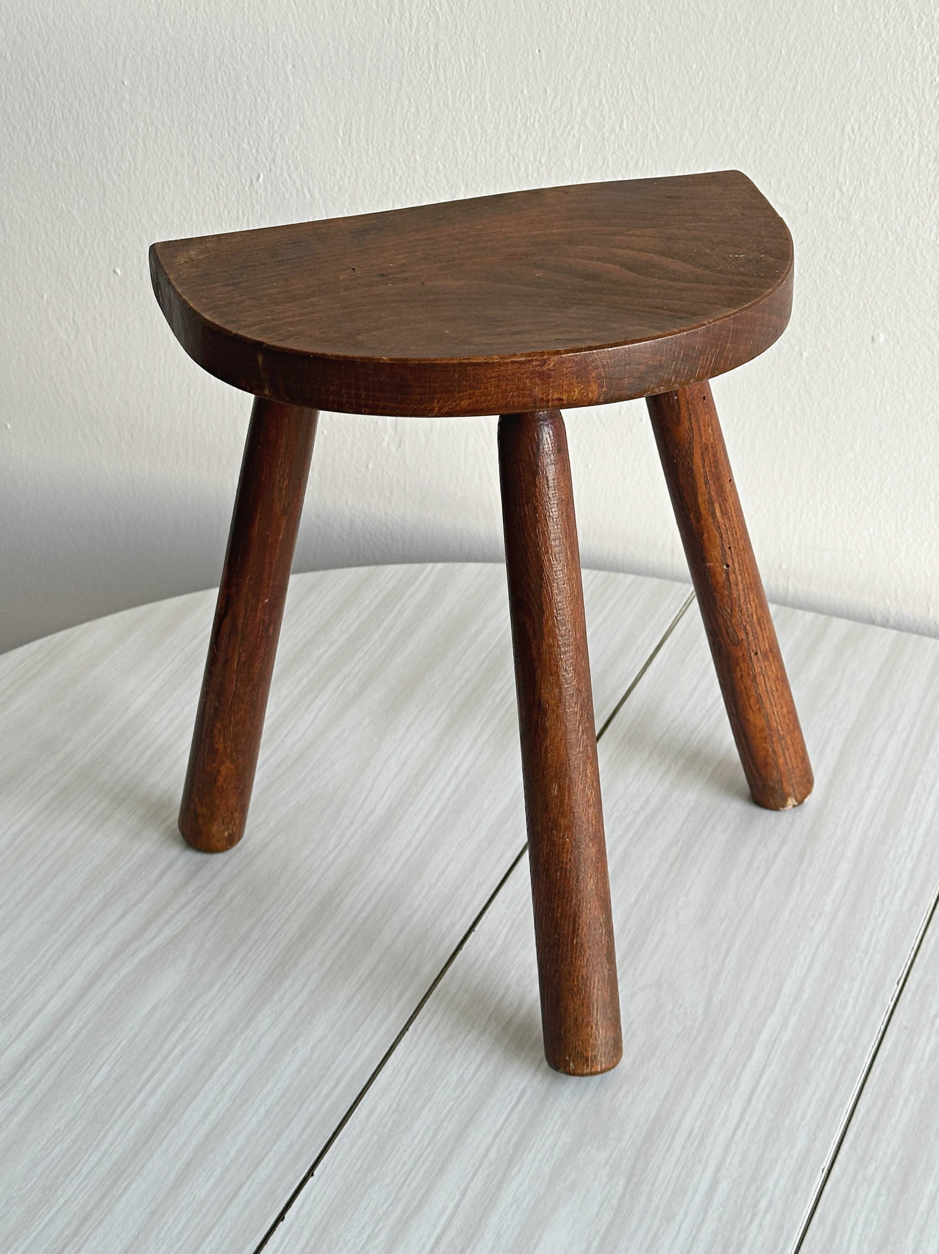 Tabouret tripode bois verni ancien