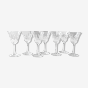 Lot de 8 verres à pied art déco, en cristal finement taillé. motifs pointes de diamant