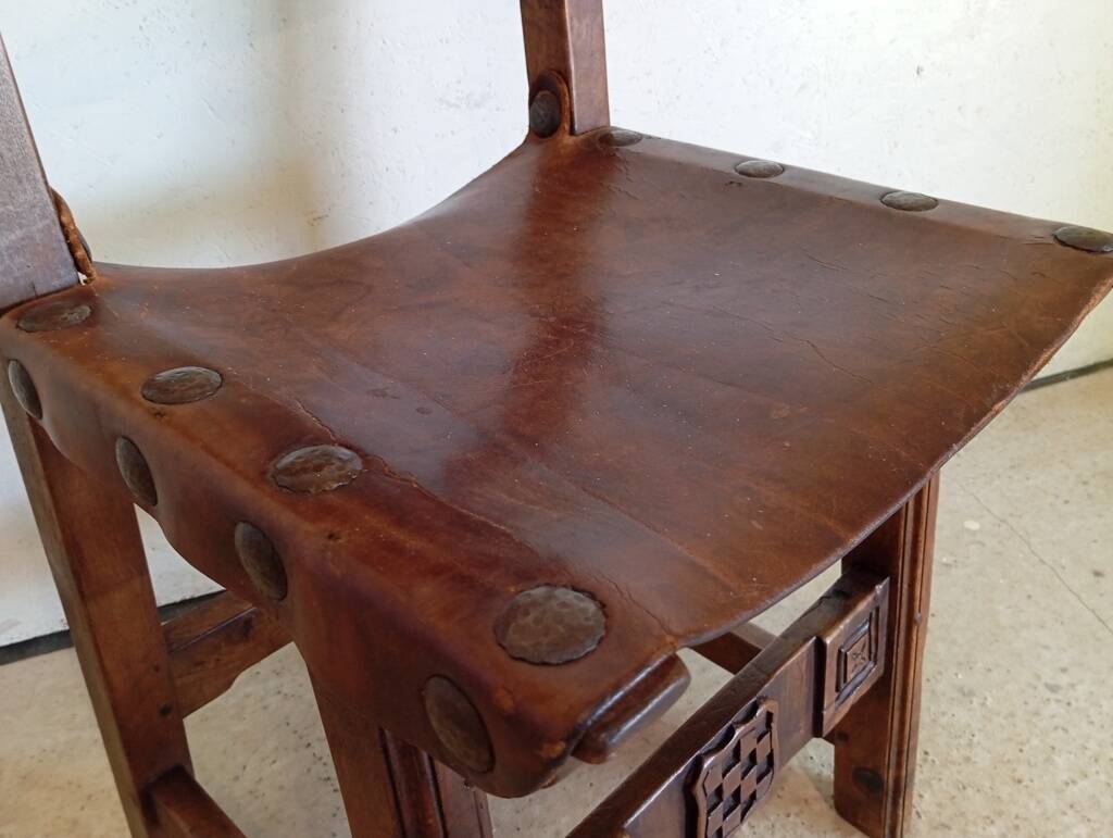 Set of 8 walnut and leather chairs from the 1950s