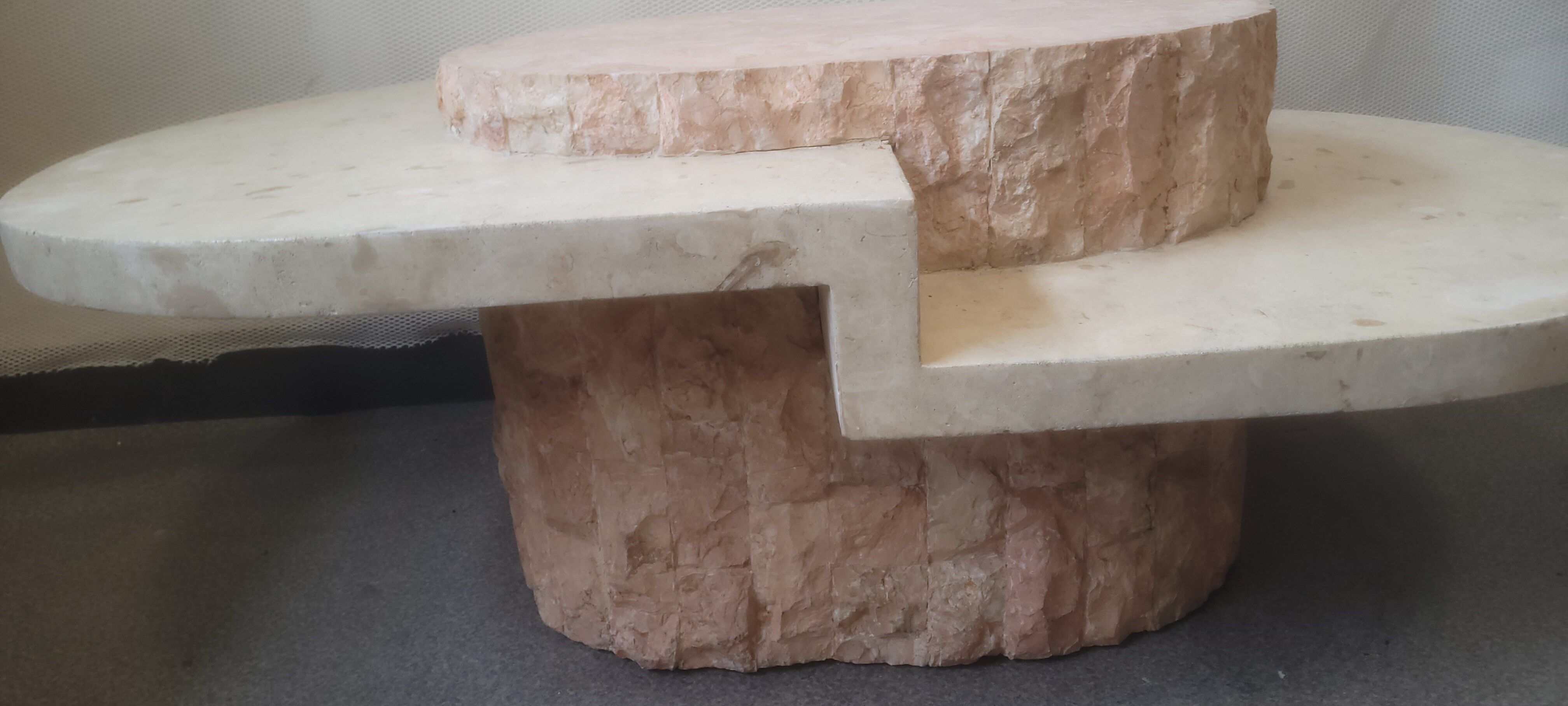 Table basse ovale en pierre plaque de marbre Mactan de Magnussen Ponte