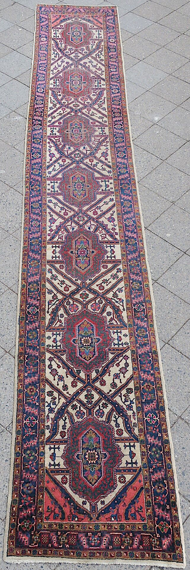 Heriz runner rug 558 cm x 90 cm, 1920s-1930s