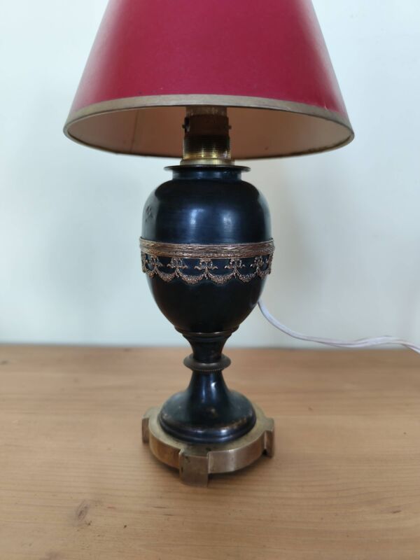 lampe à pétrole Napoléon III électrifiée, métal noir, guirlande dorée