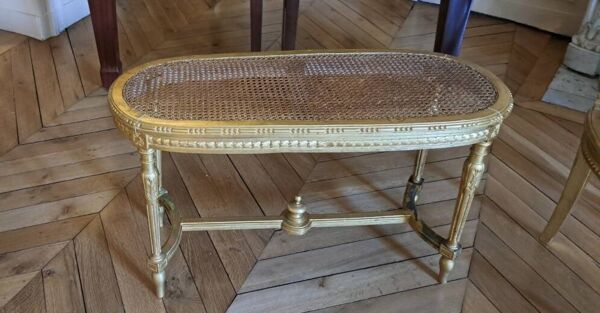 Banc / Table basse en bois doré de style Louis XVI vintage avec dessus en cannage