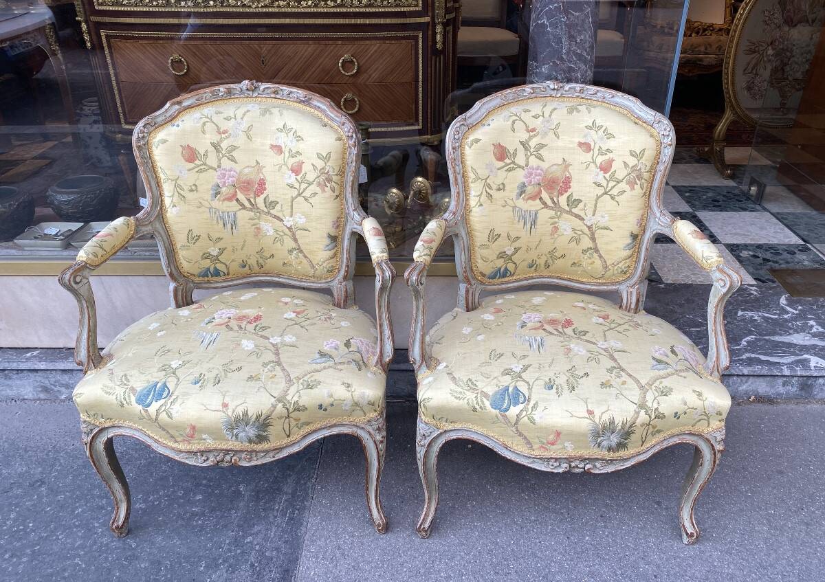 Paire de fauteuils en bois laqué de style Louis XV