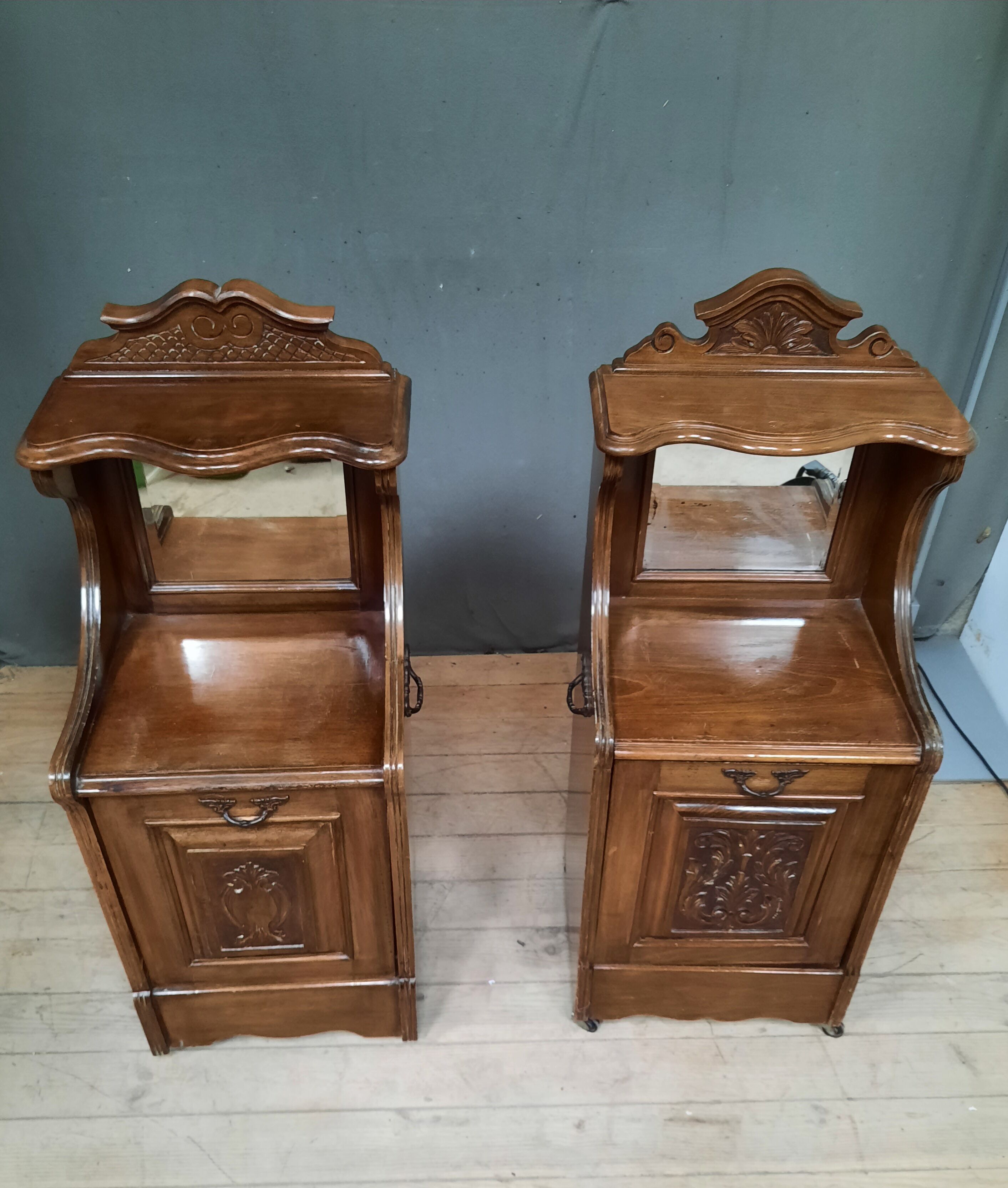 2 meubles à charbon formant chevet