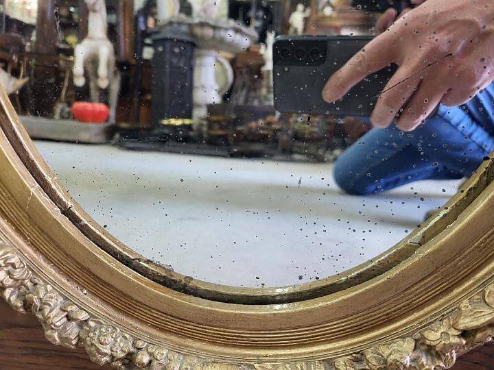 Wooden and gilded mirror with medallion center n°3