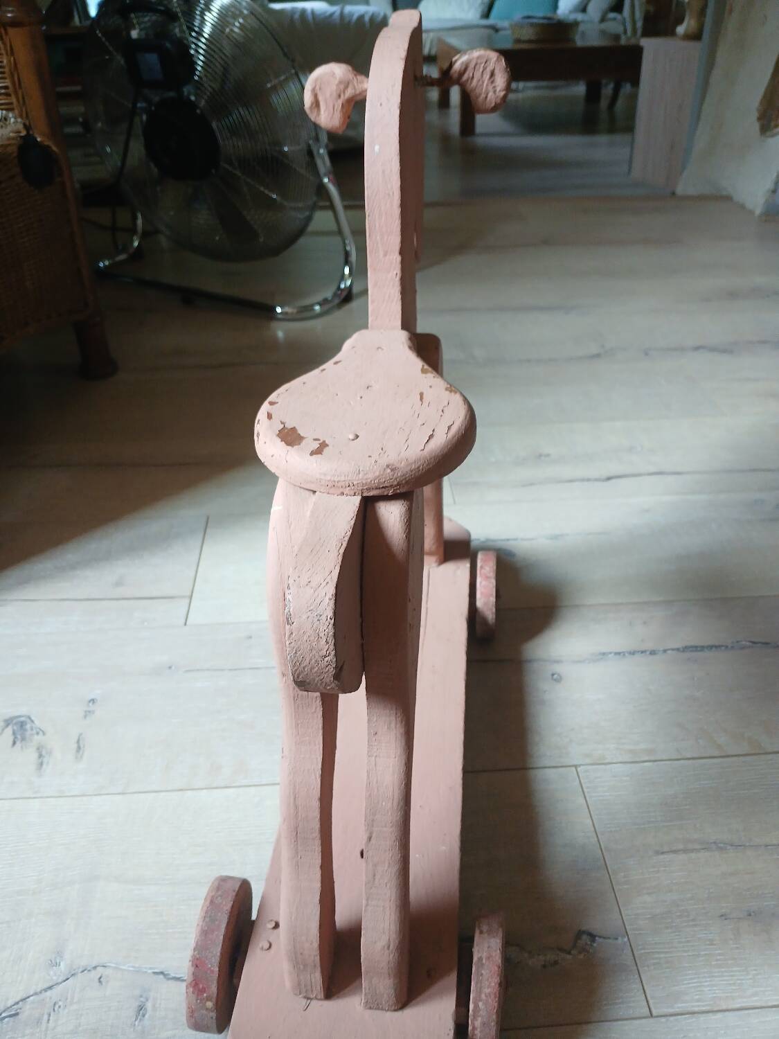 Cheval ancien en bois à roulettes