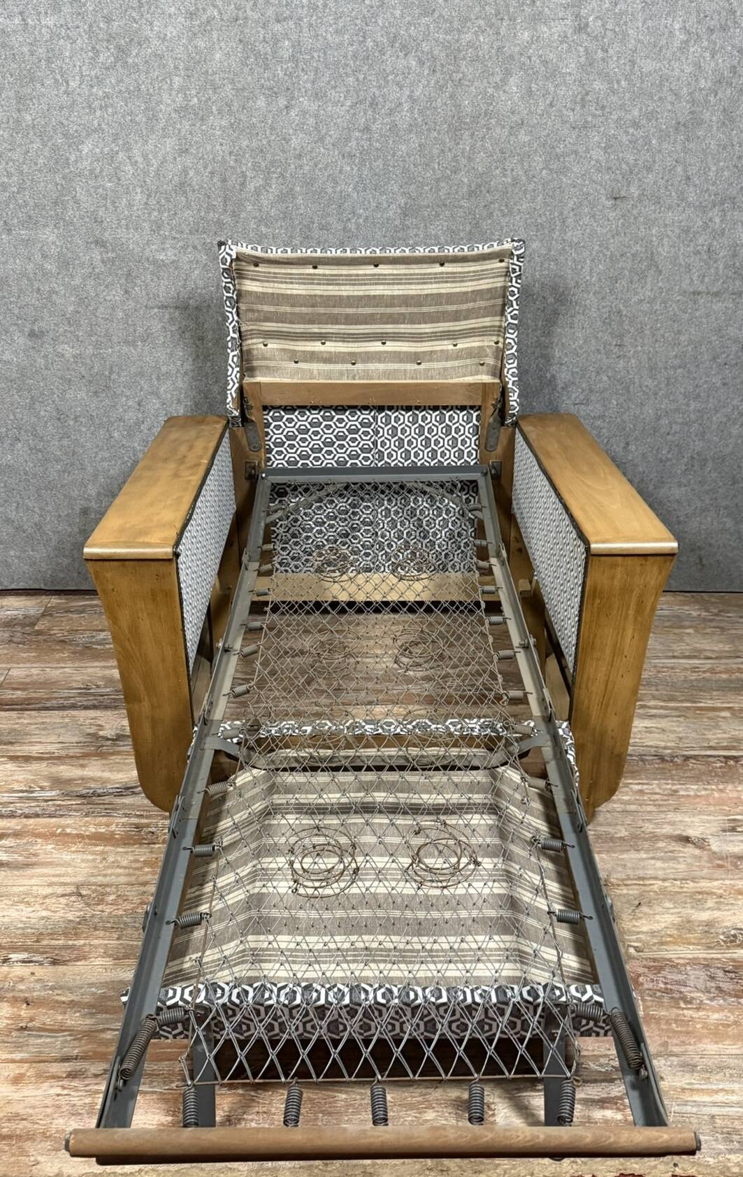 tulip armchair convertible into a bed, Art Deco period, light wood