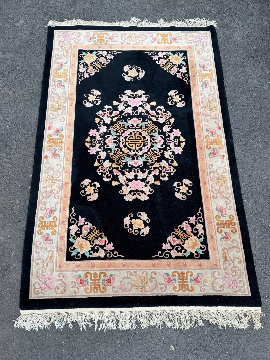 Superb vintage Chinese rug in black wool. Beijing, circa 1950