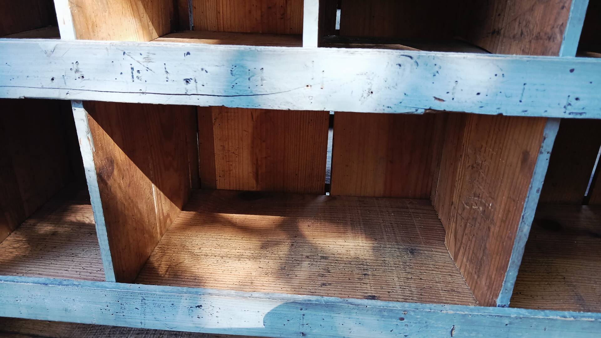 Workshop furniture with double-sided lockers