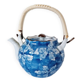 Théière en porcelaine japonaise artisanale peinte à la main en bleu et blanc.