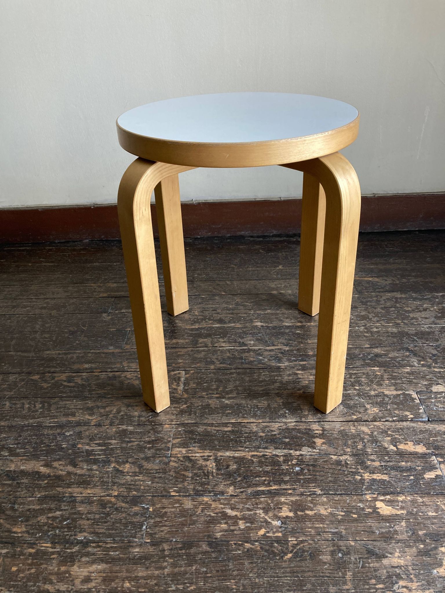 Tabouret Alvar Aalto e60 édition Artek mélamine blanche