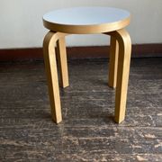 Tabouret Alvar Aalto e60 édition Artek mélamine blanche