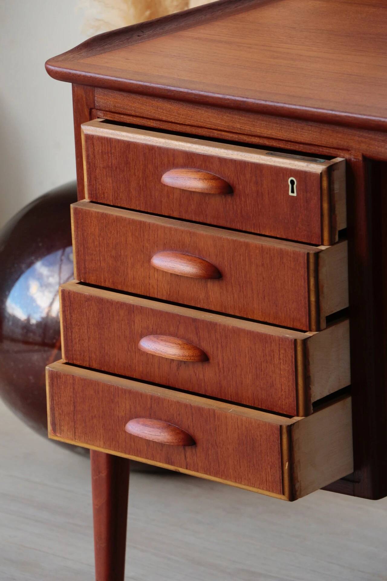 Desk Svend Aage Madsen: Danish Teck & Design (HP Hansen)