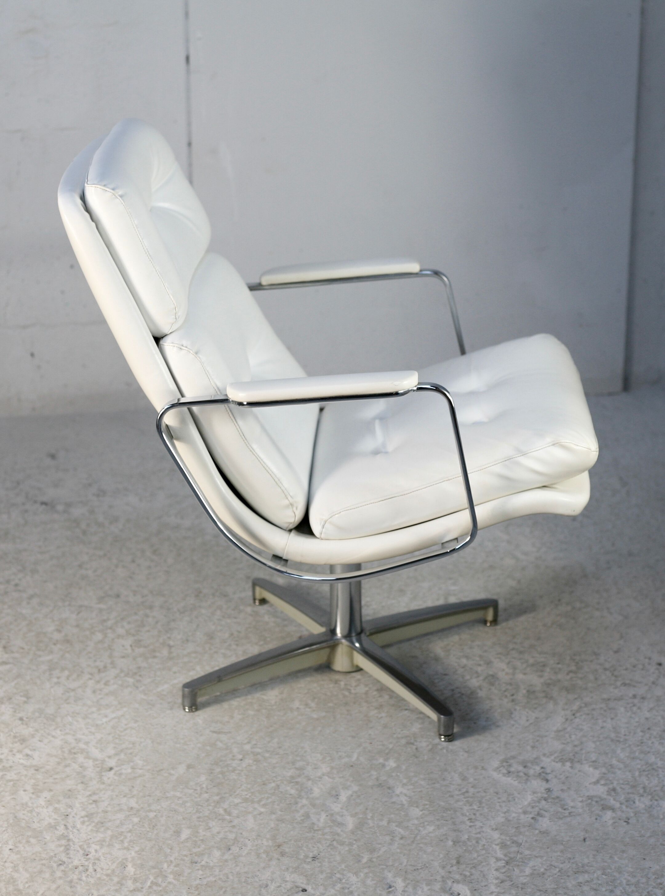 Armchair "Space Age"". Steel and imitation leather. Swivel. France, 70s