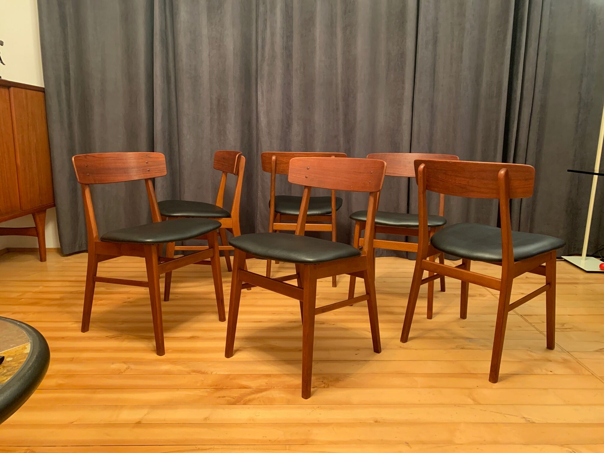 Ensemble de six chaises de style Børge Mogensen Farstrup, Danemark, années 1960.
