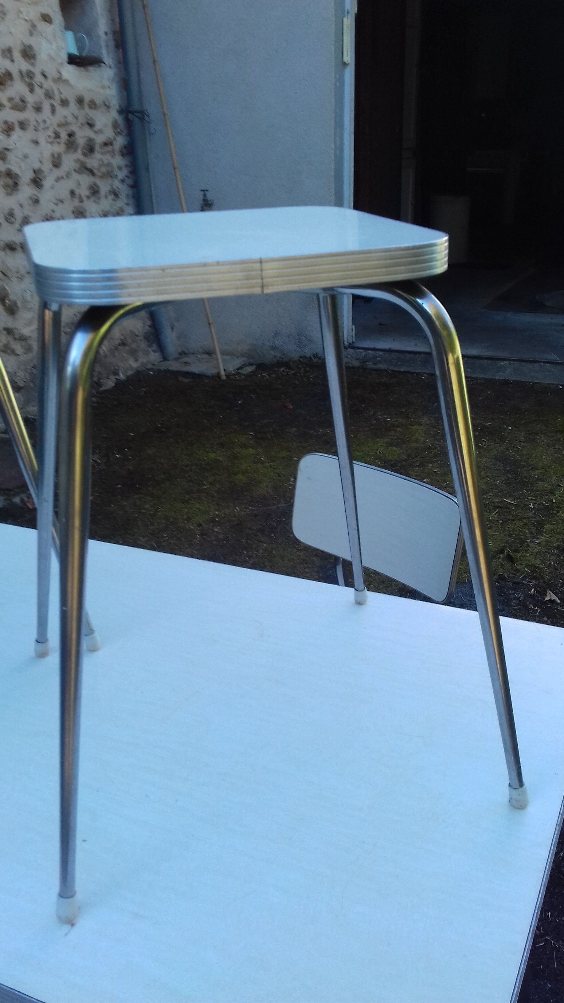 Table, chairs and stools formica
