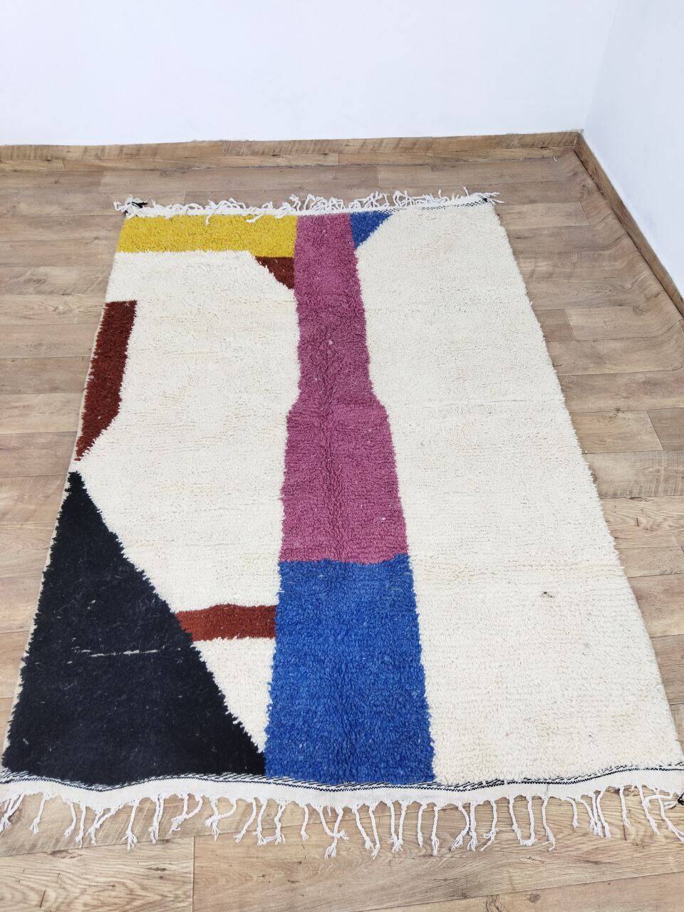 Handcrafted moroccan berber rug 224 x 154 cm